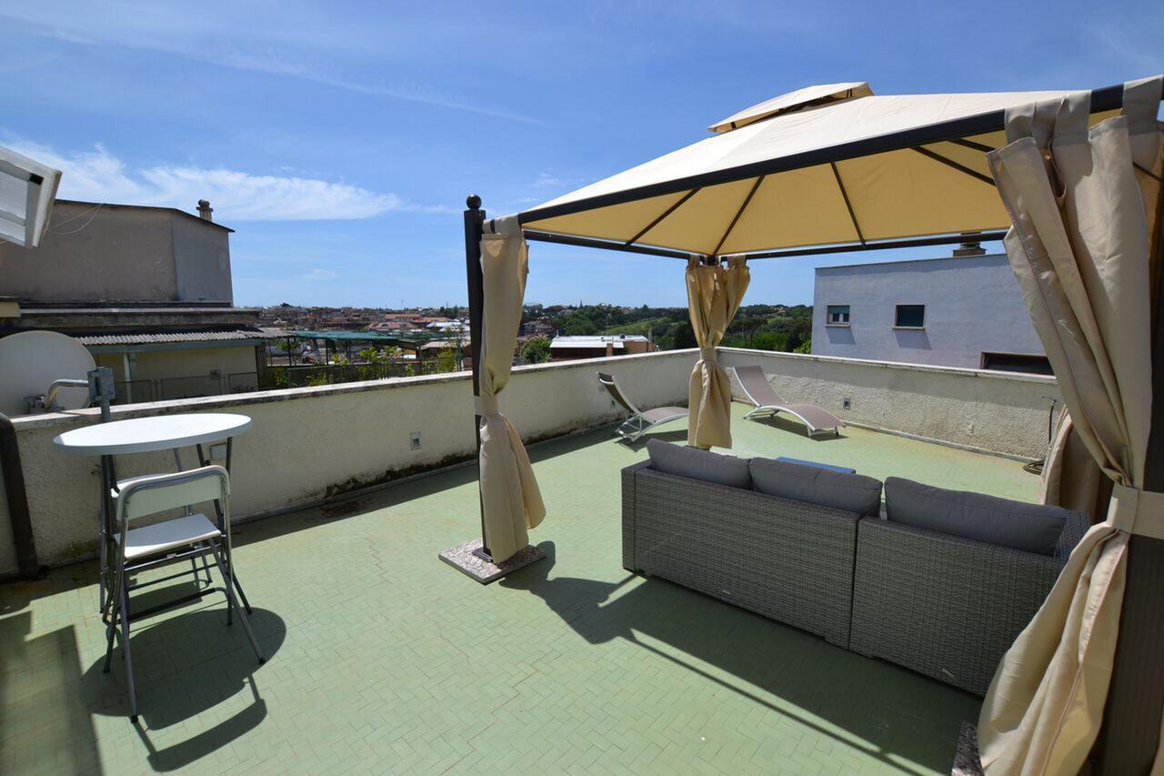 Romantic Attic With Terrace Over Rome Bagian luar foto